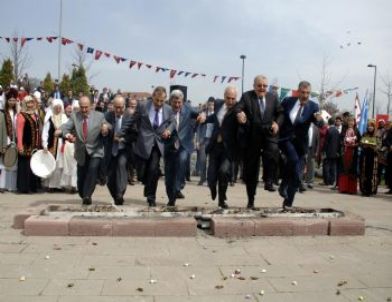 Vali Mutlu, Nevruz'da Türkmen Ekibiyle Halay Çekti