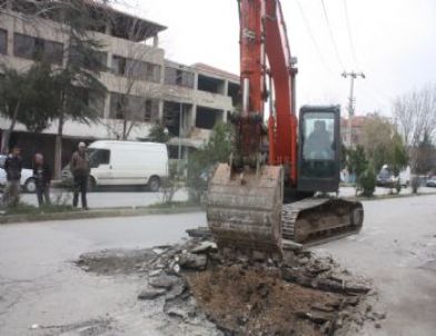 Kula Müftülüğü Önündeki Kanalı Açma Çalışmaları Başladı