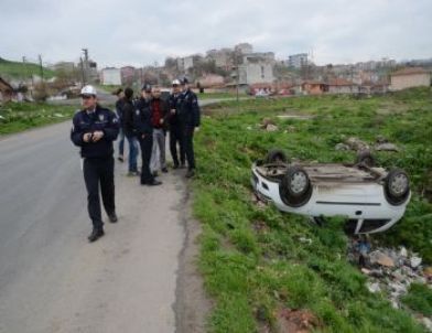 Önüne Çıkan Köpeğe Çarpmamak İçin Manevra Yapınca Şarampole Yuvarlandı