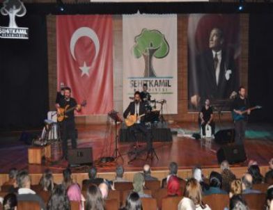 Uğur İşılak Gaziantep’te Konser Verdi
