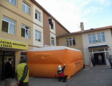 Yangın Söndürmede Bayanlar Daha Becerikli Çıktı