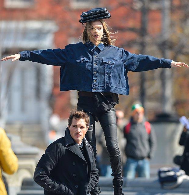 Cara'nın Parası Çok, Dengesi Yok!