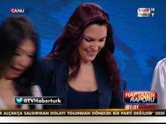 Ece Üner, barışı halayla kutladı