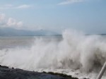 İLGİNÇ GÖRÜNTÜ - Karadeniz'de Dev Dalgalar Kıyıları Tehdit Ediyor