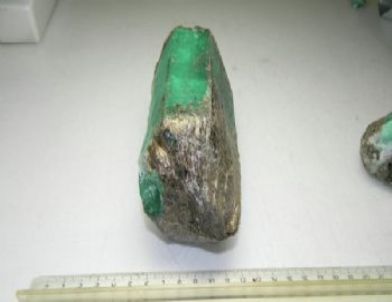 Rusya’da 5 Bin Karatlık Tek Parça Zümrüt Bulundu