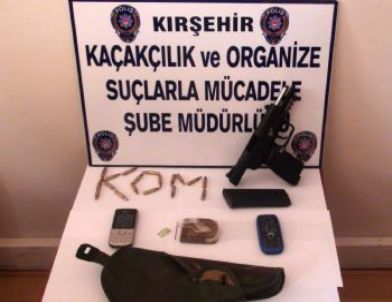 Alman Plakalı Araçta Silah ve Uyuşturucu Ele Geçirildi