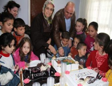 Başkan ve Eşi 50 Çocuğun Doğum Gününü Kutladı