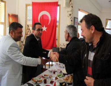 Chp’li Vekiller Muhtarlarla Kahvaltıda Buluştu