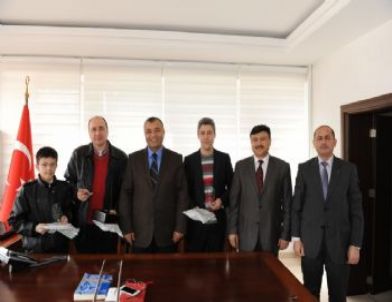 Vali'den 'Kitap Kurtları'na Ödül