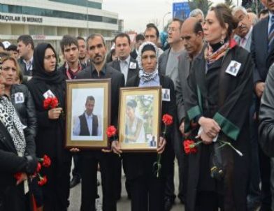 Adliye Önünde Öldürülen 5 Kişi Karanfillerle Anıldı