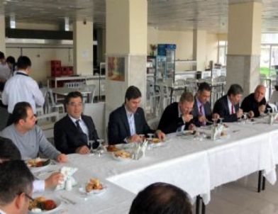 Erdek Kaymakamı Kaygısız Öğrencilerle Yemek Yedi