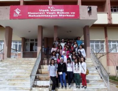 Gediz Kız Meslek Lisesi Öğrencileri Uşak Huzurevini Ziyaret Etti
