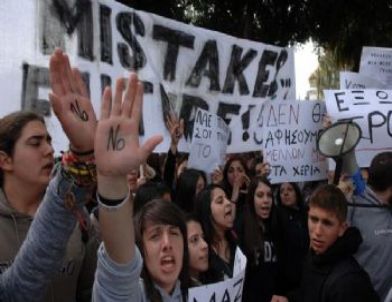 Güney Kıbrıs’ta Öğrenciler Troyka ve Memerandumu Protesto Ediyor