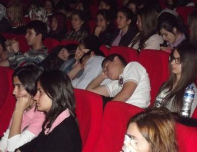 Kütüphane Etkinliğine Katılan Öğrenciler Salonda Uyudu