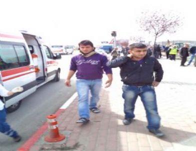 Lastiği Patlayan Otomobil Tarlaya Uçtu: 5 Yaralı