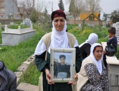 18 Yıl Önce Kaybolan Gencin İzini Mezarlıkta Aradılar