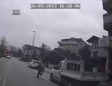 Kaza Anı Bu Kez Araç İçinden Görüntülendi... Yola Fırlayan Genç, Hızla Araç Camına Çarptı