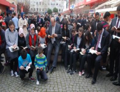 Rize Sosyal Bilimler Lisesi Öğrencileri Şehir Meydanında Kitap Okudu