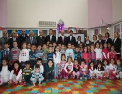 Vali Daşöz, Selendi'de Dev Öğrencilerle Birlikte Ağaç Dikti