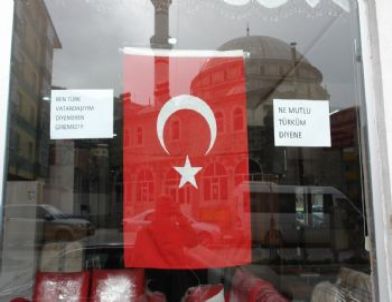 Yusufeli Esnafının Türk Bayrağı Tepkisi