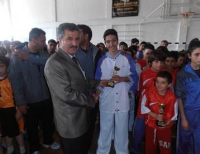 Başarılı Sporcular Ödüllendirildi