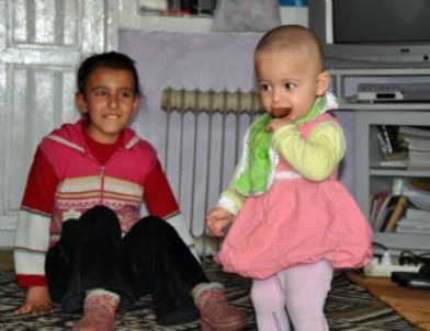 Dili Sürekli Büyüyen Küçük Kız Yardım Bekliyor