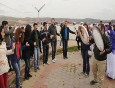 Kesk’li Kadınlar Arabane Eşliğinde Halay Çekerek 'kadınlar Günü'nü Kutladı