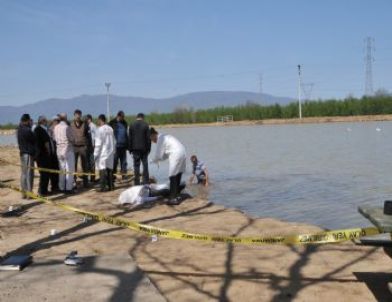 Ayağına Taş Bağlayarak Kendini Gölete Attı