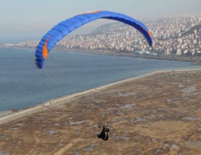 Trabzon Akyazı Yamaç Paraşütçülerinin İlgi Odağı Oldu