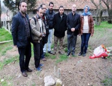 Gazeteci Mustafa Sezek Mezarı Başında Anıldı