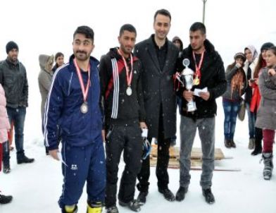 Ovacık Kaymakamlığı Kayak Yarışması Düzenledi