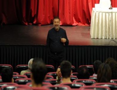 Tiyatro Kişiliği Zenginleştiriyor