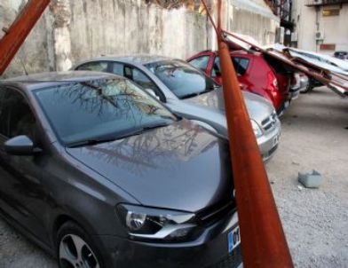 Bilboard 6 Aracın Üstüne Düştü