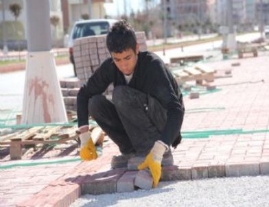 Döşemealtı’nda Kaldırım ve Bordür Çalışması Devam Ediyor