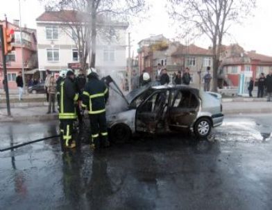 Hareket Halindeki Araç Alev Topuna Döndü