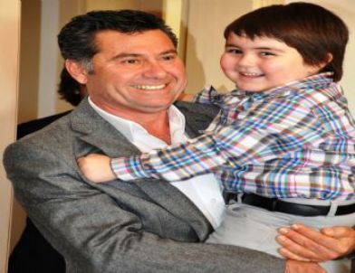 Minik Baha, Başkanın Odasının Altını Üstüne Getirdi