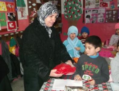 Yardımsevenler Derneği Sevgi Atkısı Dağıttı