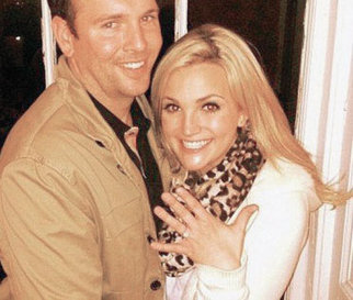 Kendi Ayrıldı, Kardeşi Nişanlandı