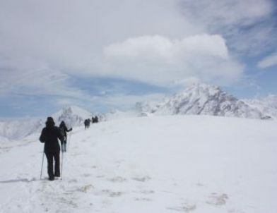 Hakkari Üniversitesi Kar Trekking Düzenliyor