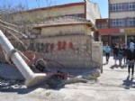 ELEKTRİK DİREĞİ - Kızıltepe'de Elektrik Direği Okulun Kapısına Devrildi