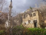 ORHAN GAZİ - Tarihi Cami Yanında Virane Ev