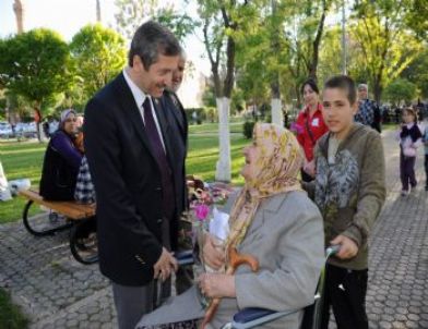 Başkan Tahmazoğlu Kadınlar Gününü Kutladı