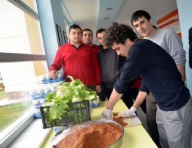 Öğrenciler Yüksekova’daki Kardeş Okulları İçin Çiğ Köfte Yoğurdu