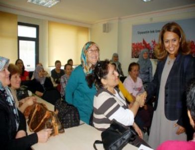 On Bir Yılda Okula Gitmeyen Kız Çocuğu Sayısı 873 Binden 56 Bine Düştü