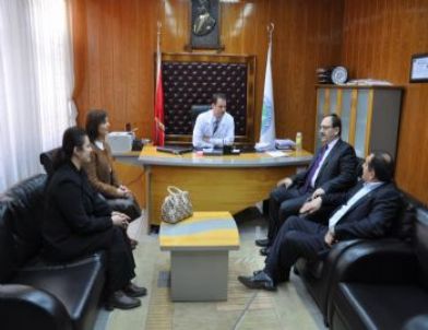 Hastanede Gül Dağıttılar