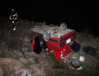 Dereye Uçan Araçtaki 3 Kişi Yaralandı