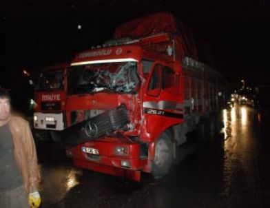 Hurda Yüklü Tır Devrildi: 1 Yaralı