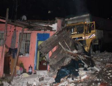 Kontrolden Çıkan Kamyon Gecekonduya Daldı