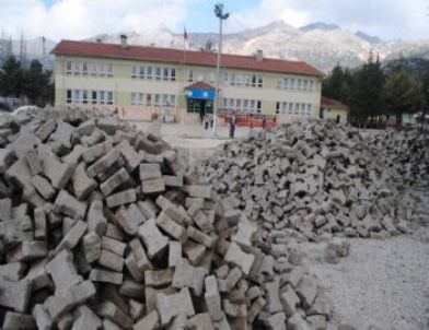 Yeşilbaşköy'de Okullarda Parke Döşeme Çalışmaları