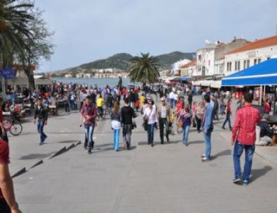 İzmir ve Manisalılar Foça'ya Akın Etti
